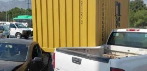Se zafa contenedor de tráiler y golpea auto y camioneta en Santa Catarina