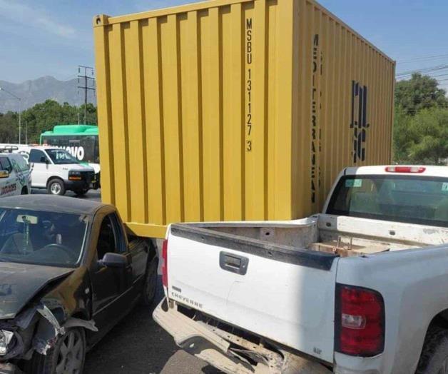 Se zafa contenedor de tráiler y golpea auto y camioneta en Santa Catarina Se zafa contenedor de tráiler y golpea auto y camioneta en Santa Catarina