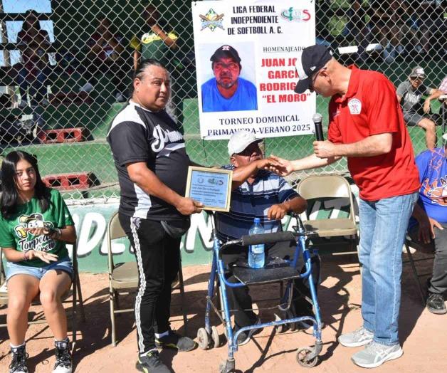 Liga de softbol se reúne en ceremonia de inauguración