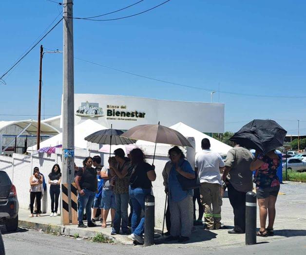 Pese al sol acuden por el cobro de pensiones en Banco de Bienestar Reynosa