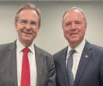 Moctezuma dialoga con congresistas de EU sobre impuesto a remesas