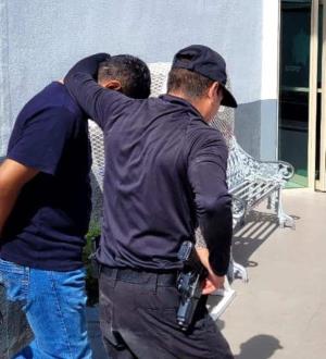 Detienen a sujeto por tomar cerveza y fumar hierba verde en la calle