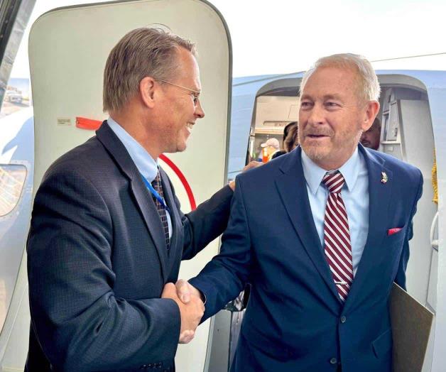 Arriba embajador de EU