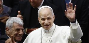 Papa León XIV afirma que la familia se basa en unión entre hombre y mujer