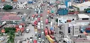Transportistas bloquean Aduana de Manzanillo