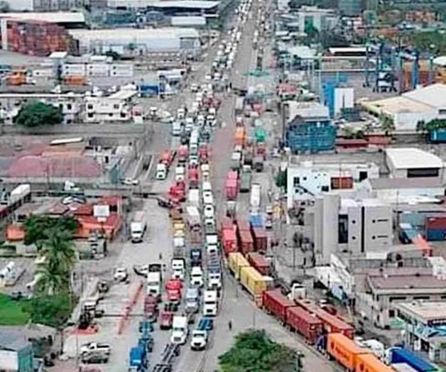 Transportistas bloquean Aduana de Manzanillo
