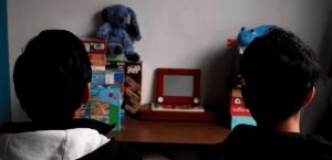Niños en pobreza, con menor acceso a dispositivos móviles: OCDE