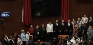Reconocen a maestros en el Senado con inscripción en letras de oro