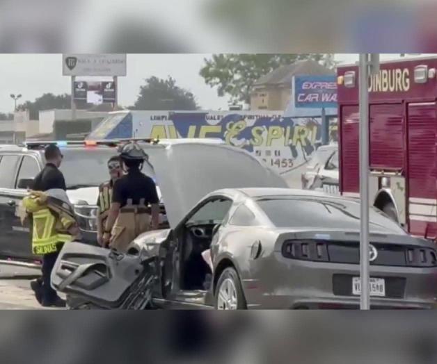 Choca su Mustang contra vehículo de oficial del DPS Choca su Mustang contra vehículo de oficial del DPS