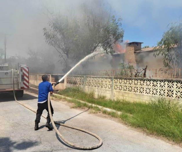 Combaten  los bomberos incendios en  Los Guerra