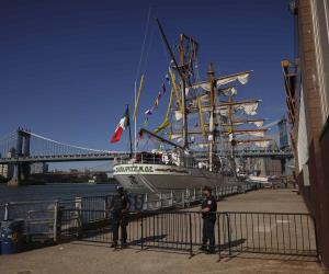 Choca buque Cuauhtémoc con puente de Brooklyn