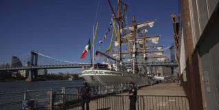 Choca buque Cuauhtémoc con puente de Brooklyn
