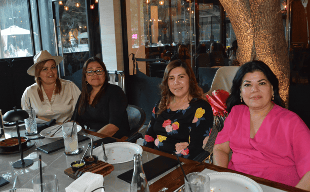 Disfrutan cena en su honor