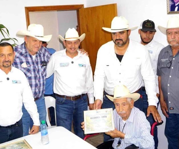 Reconocen a los agricultores