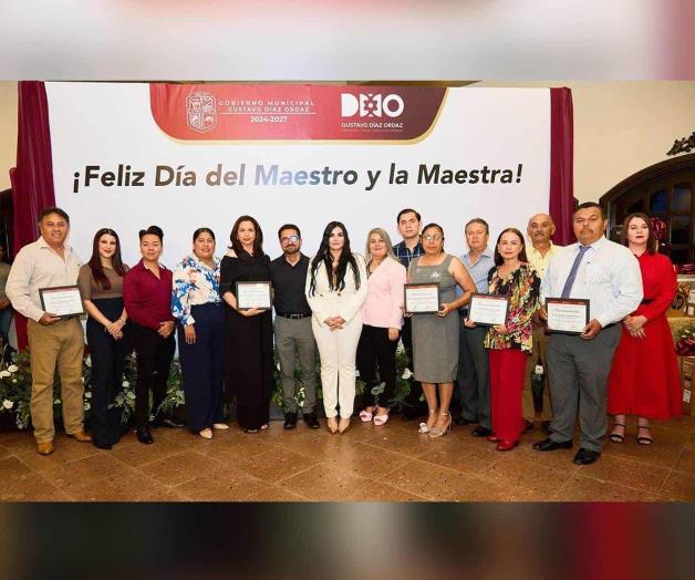 Festejan en grande a los maestros de Díaz Ordaz Festejan en grande a los maestros de Díaz Ordaz