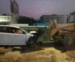 Accidente vial en Tampico con choque de vehículo contra maquinaria pesada