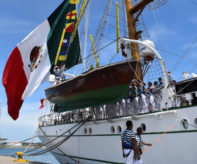 Choca buque ´Cuauhtémoc´ con puente de Brooklyn