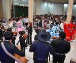 Los festejan en grande: Regalan desde autos a laptops a maestros