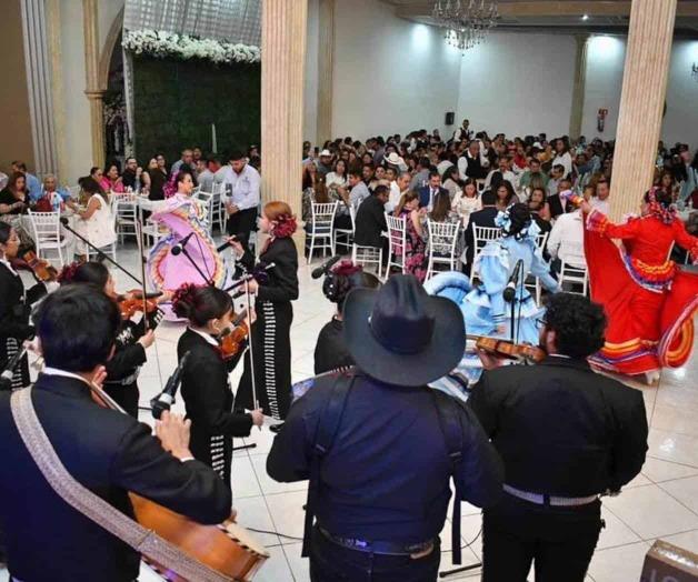 Los festejan en grande: Regalan desde autos a laptops a maestros Los festejan en grande: Regalan desde autos a laptops a maestros