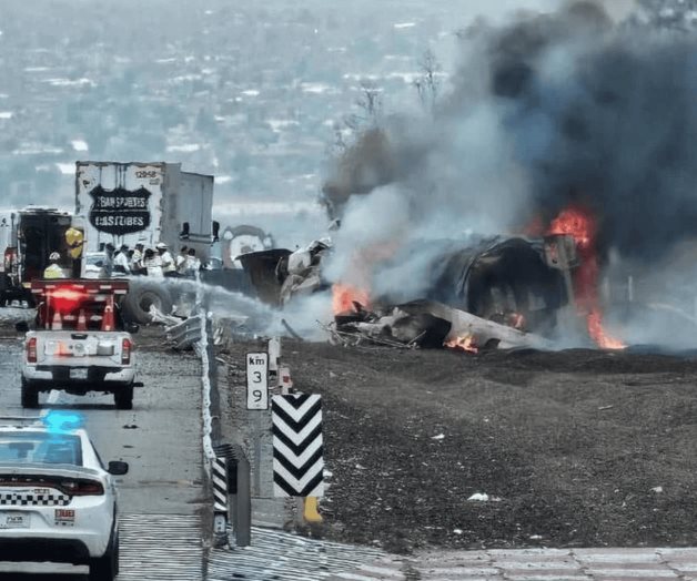 Vuelca pipa con diésel en la México-Puebla; hay dos heridos