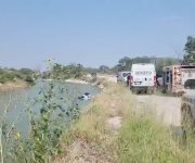 Cuerpos de emergencia atienden reporte de una accidente, en el cual un vehículo terminó en el caudal de canal rodhe, en el percance una mujer pierde la vida.