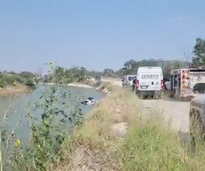 Cuerpos de emergencia atienden reporte de una accidente, en el cual un vehículo terminó en el caudal de canal rodhe, en el percance una mujer pierde la vida.