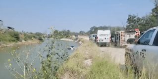 Cuerpos de emergencia atienden reporte de una accidente, en el cual un vehículo terminó en el caudal de canal rodhe, en el percance una mujer pierde la vida.