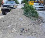 Montículos de tierra y yerbas bloquean calles en Reynosa