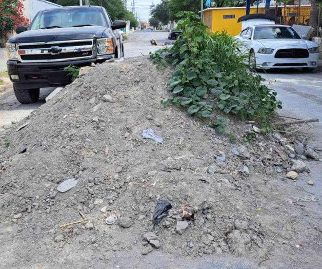 Montículos de tierra y yerbas bloquean calles en Reynosa Montículos de tierra y yerbas bloquean calles en Reynosa