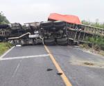 Accidente de tráiler cierra Carretera Linares - Galeana