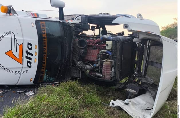 Accidente de tráiler cierra Carretera Linares - Galeana