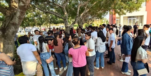 Pánico en la UAT; ex rector del CEDIP amaga a aspirantes de medicina con pistola Pánico en la UAT; ex rector del CEDIP amaga a aspirantes de medicina con pistola