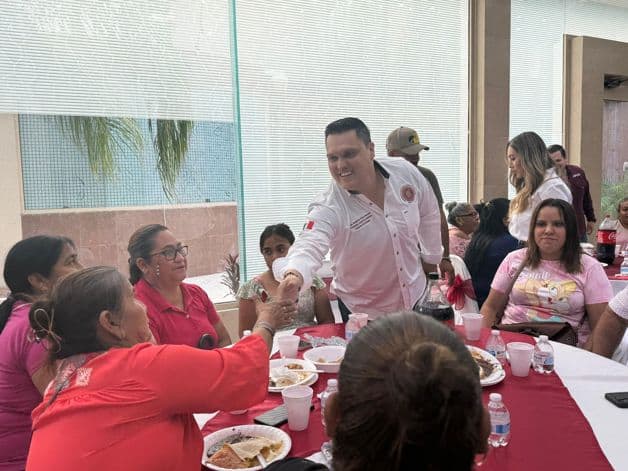 Convive Humberto Prieto con mamás del distrito 07