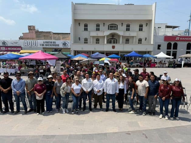 Convive Humberto Prieto con mamás del distrito 07