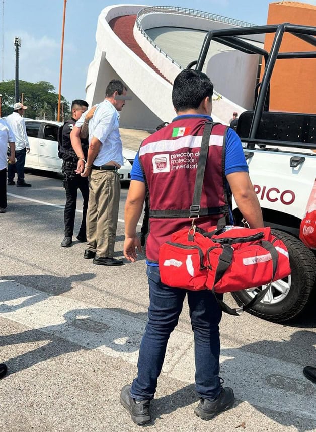 Pánico en la UAT; ex rector del CEDIP amaga a aspirantes de medicina con pistola Pánico en la UAT; ex rector del CEDIP amaga a aspirantes de medicina con pistola