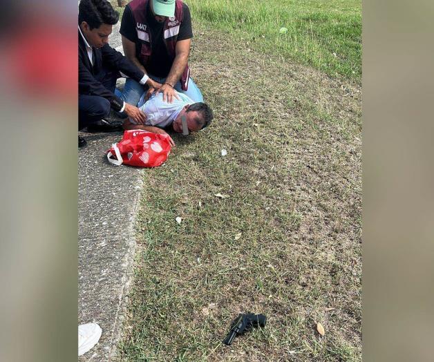 Pánico en la UAT; ex rector del CEDIP amaga a aspirantes de medicina con pistola Pánico en la UAT; ex rector del CEDIP amaga a aspirantes de medicina con pistola