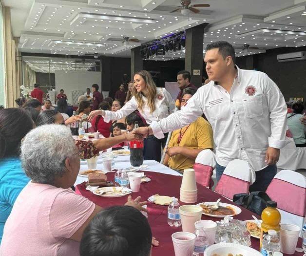 Convive Humberto Prieto con mamás del distrito 07