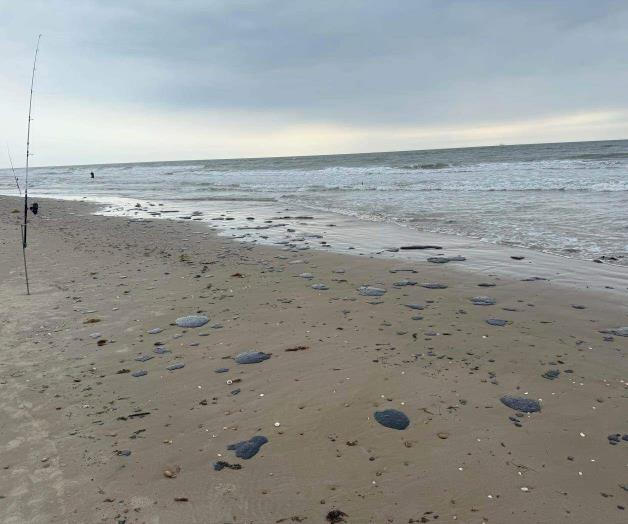 Cierran playa Tesoro por manchas de petróleo Cierran playa Tesoro por manchas de petróleo