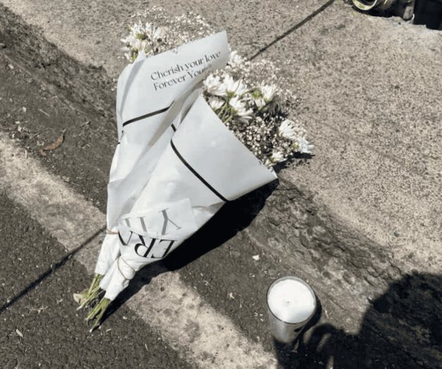 Con flores y una veladora realizan homenaje a funcionarios asesinados