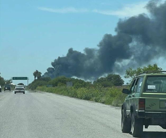 Quema de llantas activa a bomberos