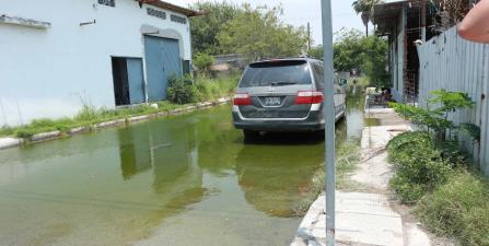 Fuga de agua residual en la Colonia Delicias de Reynosa