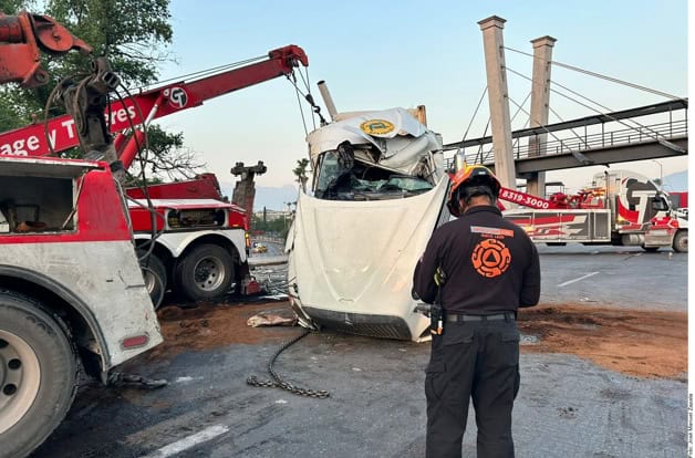 Caos vial tras accidente de tráiler