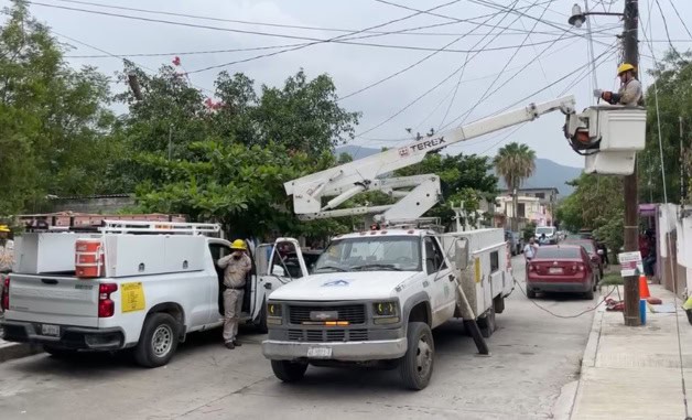 Colonos retienen a personal de CFE en Victoria por fallas de luz