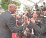 Enfrenta a fotógrafo en Cannes