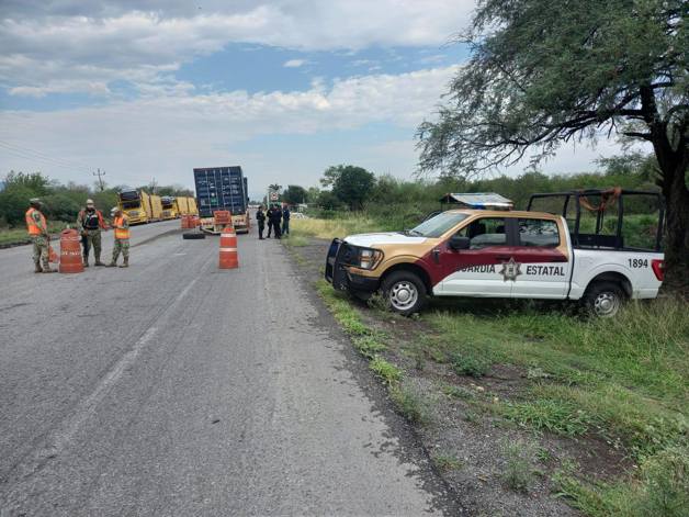 Carretera Victoria-Monterrey cerrada de sur a norte por percance de tractocamión