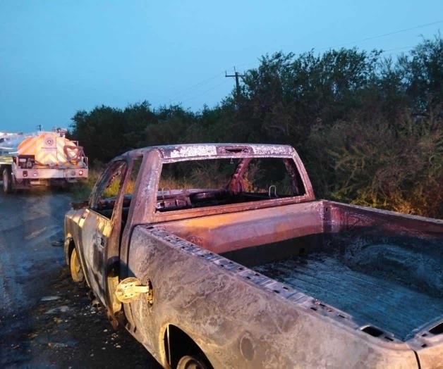 Cortocircuito provoca incendio de camioneta Cortocircuito provoca incendio de camioneta