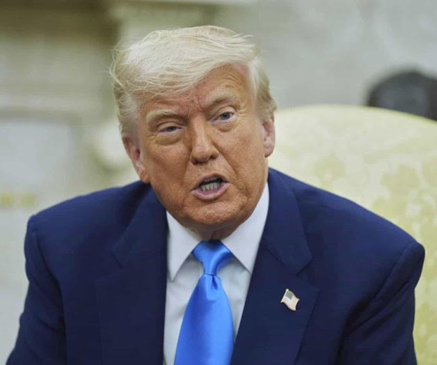 Juez impide que Trump despida a 2 demócratas