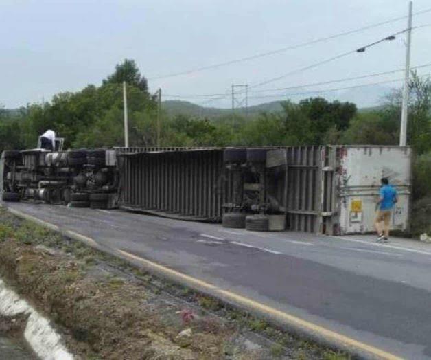 Accidente vial en Montemorelos: Chofer lesionado en volcadura de tr&aacute;iler