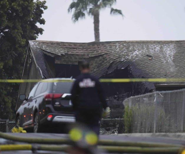 Avioneta se estrella en vecindario de San Diego; causa daños en 15 casas