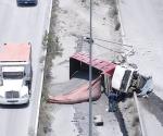 Vuelca camión con 20 toneladas de grava en Escobedo, Nuevo León